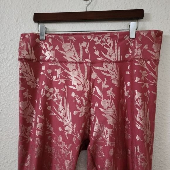 Fabletics Define Powerhold Mid-Rise Capris in Terracotta Winding Vine Size 1X - Picture 2 of 7